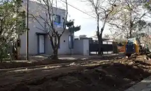 ¿Casualidad o privilegio? Adoquinan la cuadra del intendente interino de Merlo y los vecinos la bautizan 'calle Adorni'