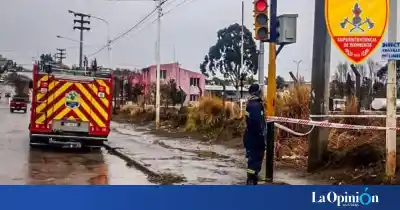 Preocupación en Caleta Olivia: bomberos actuaron ante una fuga de tensión en plena vía pública