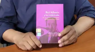 El libro que revela la alianza secreta de Alfonsín con los intelectuales llegó a Salta