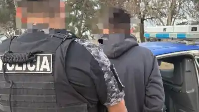 Vecinos los vieron forcejeando una cerradura y llamaron al 911: la policía los detuvo en el acto