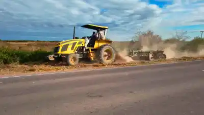 Con maquinaria propia, avanzan en la mejora de caminos clave en La Cañada