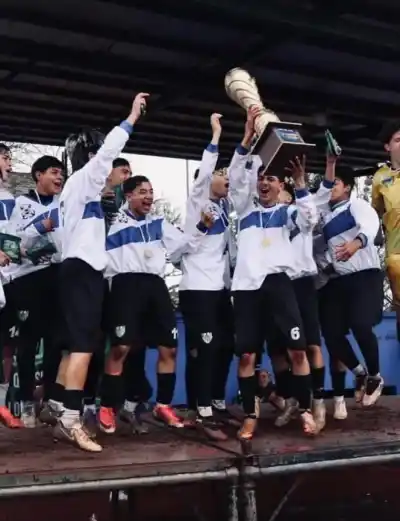 Detrás de la Copa Centenario: el caos inicial, la tormenta y el abrazo de un pueblo que no olvidan