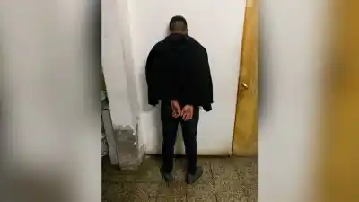 Se descontroló en su casa, quiso agredir a un policía y terminó preso en El Manantial