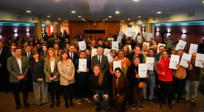 24 familias de La Banda recibieron sus escrituras: el gobernador Suárez ratificó el compromiso