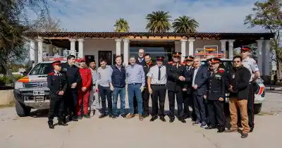 El gesto del Gobernador Jalil con los bomberos que rescataron a mineros en la Puna