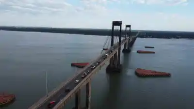 Tras un corte de 8 horas en el puente, vuelve la idea de las balsas entre Corrientes y Chaco