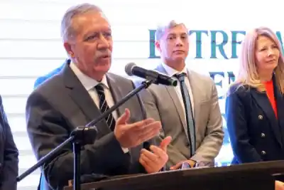 El gobernador Suárez entregó escrituras en La Banda y anunció tecnología para regularizar tierras