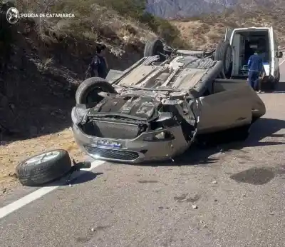 Volcó en la Quebrada de La Cébila y la Policía encontró 10 kilos de hojas de coca en su auto