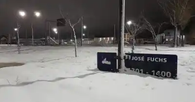 Fue a la plaza en Santa Cruz y volvió sin zapatillas: el insólito robo que tiene a la policía tras las pistas