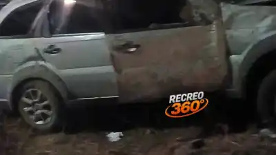 Perdió el control, chocó contra una columna y el auto dio varios tumbos: dos heridos en Recreo