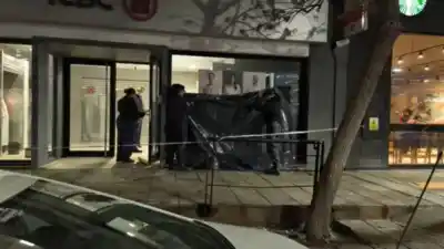 Encontraron el cuerpo sin vida de un hombre dentro de un cajero en el centro de Neuquén