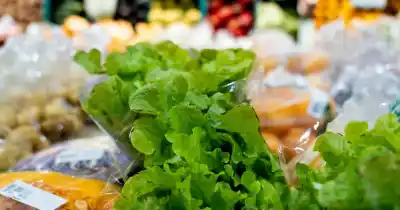 En el mercado de productores de Rosario las ventas se derrumban un 50% y nadie sabe cómo come la gente