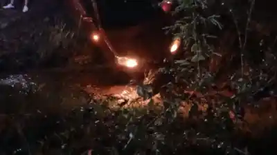 Cruzó un charco en Garupá, perdió el control y terminó dentro de una canaleta