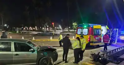 Un policía en moto terminó en una acequia tras chocar contra un auto en el ingreso a Mendoza