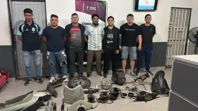 Hallaron un tesoro de motopartes en un baldío y buscan a sus dueños