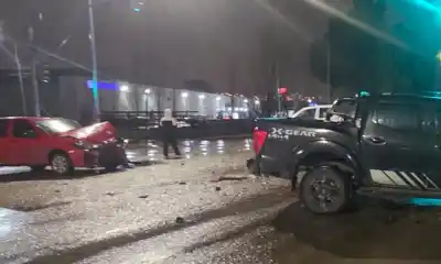 Chocó contra un auto en Comodoro, el alcoholímetro lo delató y una mujer terminó en el hospital