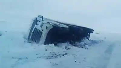Frío extremo en Chubut: dos camiones volcados y un cargamento de combustible que nadie puede retirar