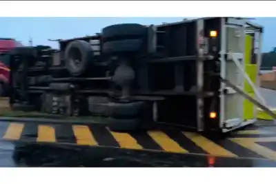 Un camión volcó en la Autovía 14 y el tránsito quedó completamente cortado durante horas