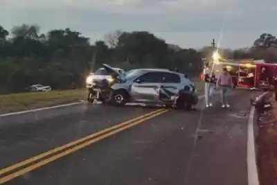 La noche se tragó la ruta: tres vehículos chocaron en la RN12 y hay heridos