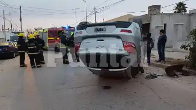 Volcó su auto en barrio Alberdi tras quedarse dormido al volante