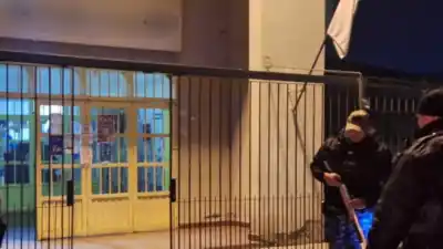 Escapaban por los techos pero no pudieron: cinco detenidos en una escuela de Campo Verde