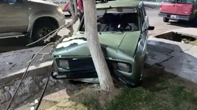 Impactó contra un árbol en Albardón y el alcoholímetro marcó una cifra escalofriante