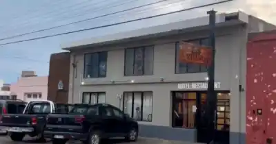 Hallaron a un hombre muerto dentro de un hotel en Caleta Olivia: la llave estaba del lado interno y no había signos de violencia