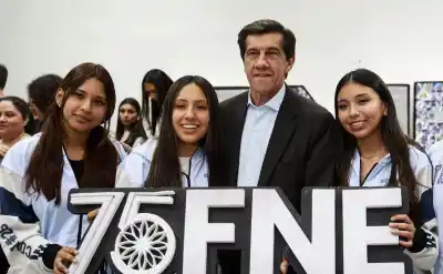 El gesto de Sadir con los jóvenes que organizan la Fiesta de los Estudiantes