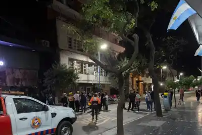 La explosión que derrumbó una pared y dejó dos departamentos unidos: el impactante relato de los bomberos