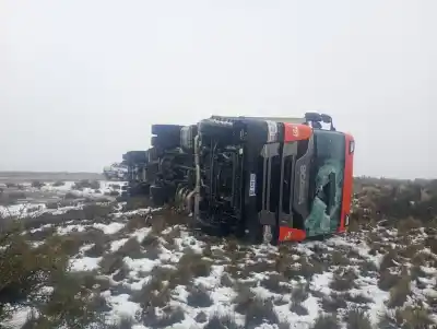 Volcó un camión en la Ruta 3 por la nieve y el hielo: el conductor se salvó de milagro