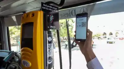 Adiós al efectivo en los colectivos rurales: el 30% ya paga con tarjeta y QR, pero la crisis salarial amenaza el servicio