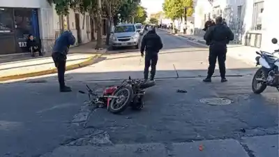Un motociclista terminó en el hospital tras chocar contra un auto en pleno centro