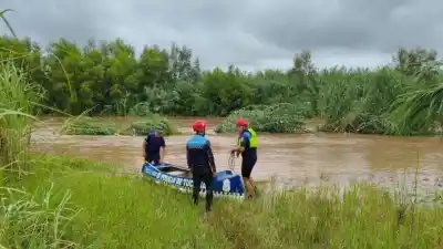 Rescatan a dos adolescentes del río Salí en Lules pero buscan a su padre desaparecido