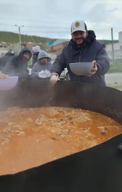 Vecinos de Comodoro se unen para un plato de comida caliente en medio de la crisis