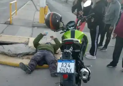Impactante choque en Rawson: motociclista al hospital tras ser embestido en el Conector Sur