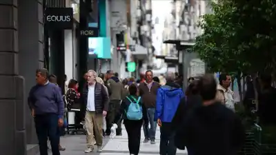 Mercados en rojo: el Merval cae 1,8% y el riesgo país se mantiene en 449 puntos