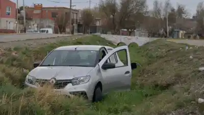 Se llevó puesto todo: una mujer cayó con su auto a un canal en Chubut