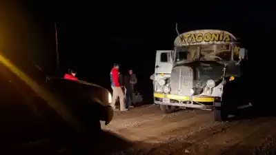El GPS los llevó al barro: padre e hija quedaron varados con su motorhome en Neuquén