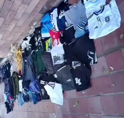 Rompió a piedrazos una vidriera y se llevó 55 prendas: lo atraparon a pocas cuadras