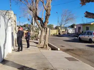 Robaban la casa de una anciana muerta y un policía vecino atrapó a uno: buscan al cómplice