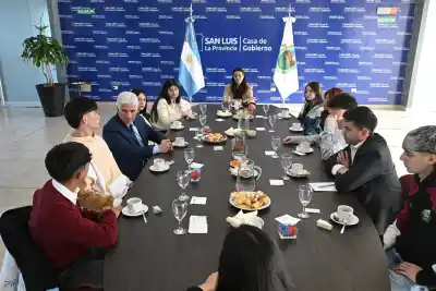El gobernador Poggi recibió a los mejores promedios de ocho escuelas: ¿qué les prometió?