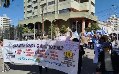 El segundo semestre arrancó con un paro docente que ya movilizó a cientos en el centro jujeño