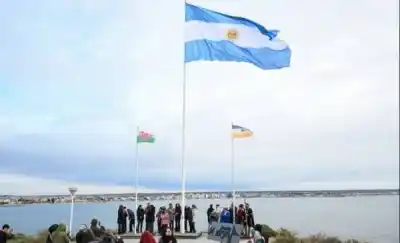 El ritual que revive la historia: izaron las banderas en Punta Cuevas y homenajearon a los galeses