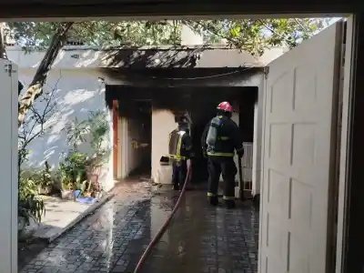 En menos de una hora, dos incendios mantuvieron en vilo a los bomberos de la capital