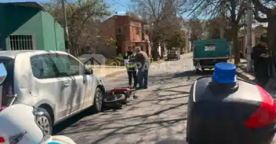Tensa mañana en el centro: un motociclista quedó tendido tras chocar con un auto en Orán y Chacabuco