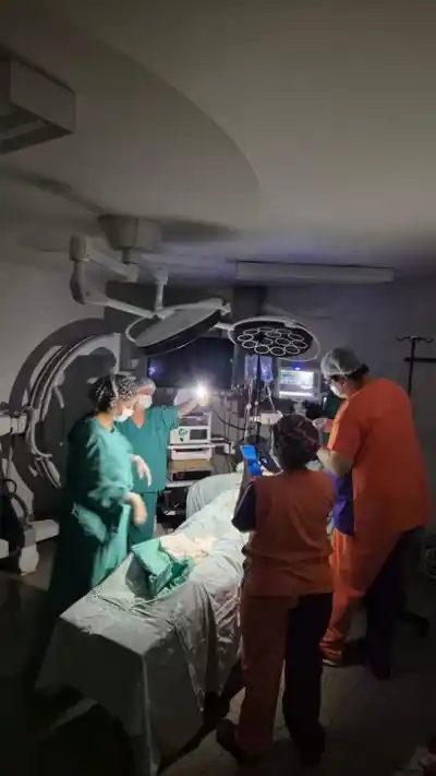 Apagón en plena cirugía: médicos de Esquel operaron a oscuras con la luz de sus celulares