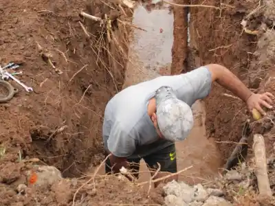 Cambian cañerías de hierro por PVC en Villa San Martín: ¿el fin de los cortes de agua?
