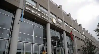 Una nena de 7 años deambulaba sola, con frío y hambre: imputaron a su madre y a su pareja