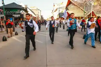 ¿Tenés lo que hay que tener? Abrieron las inscripciones para la carrera que desafía el equilibrio de mozos y camareras en Bariloche