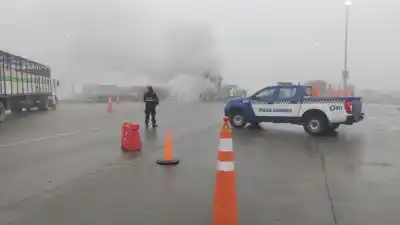 Un camión se prendió fuego en plena autopista y el humo alarmó a todos